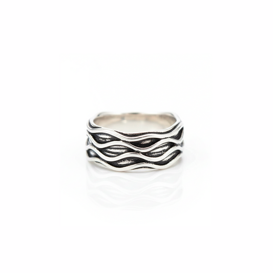 Anello in argento con texture onde