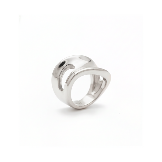 Anello in argento dal design scultoreo
