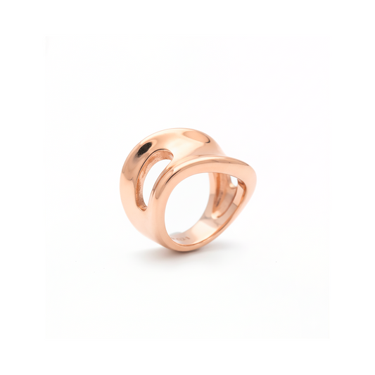 Anello in argento dal design scultoreo