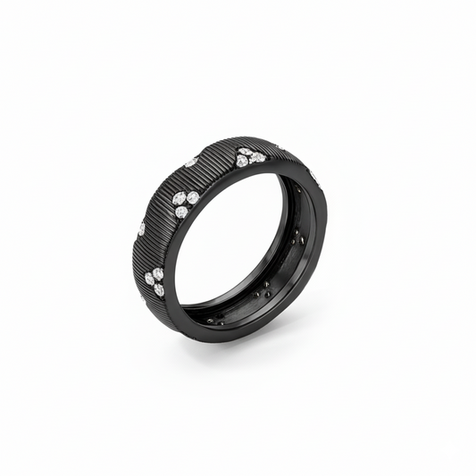 Anello in argento con incisioni e zirconi