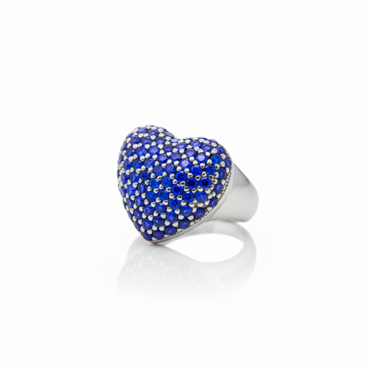 Anello in argento a forma di cuore con zirconi