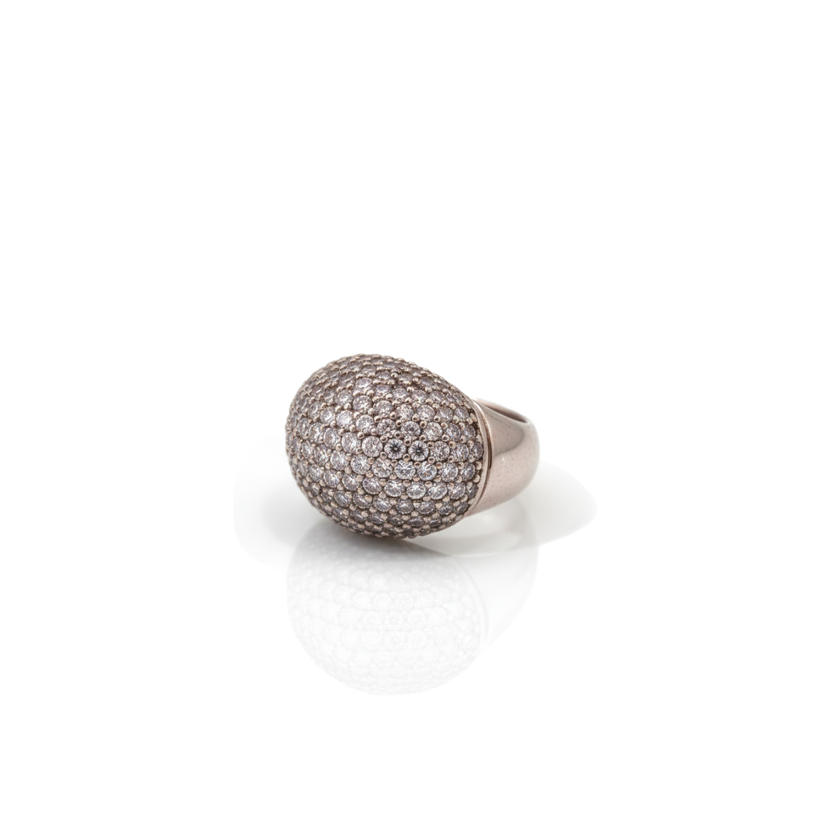 Anello in argento con cupola di zirconi
