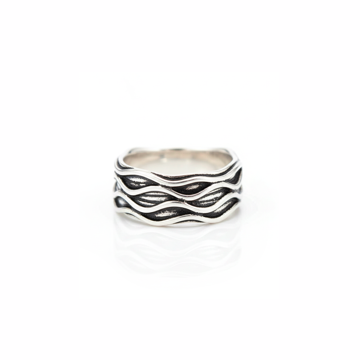 Anello in argento con texture onde