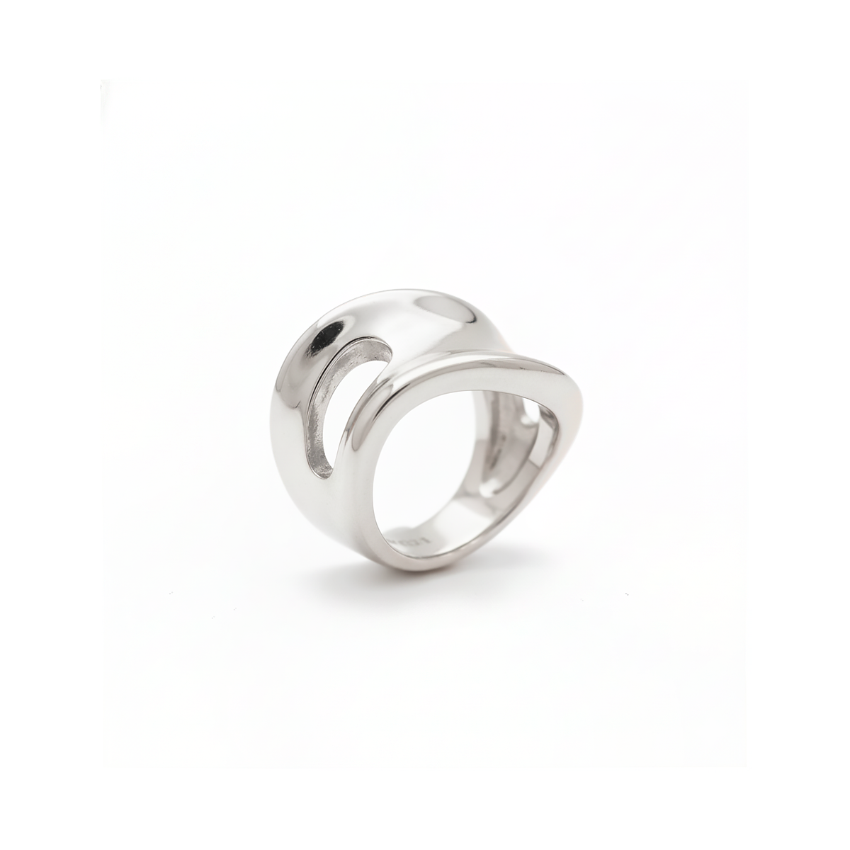 Anello in argento dal design scultoreo
