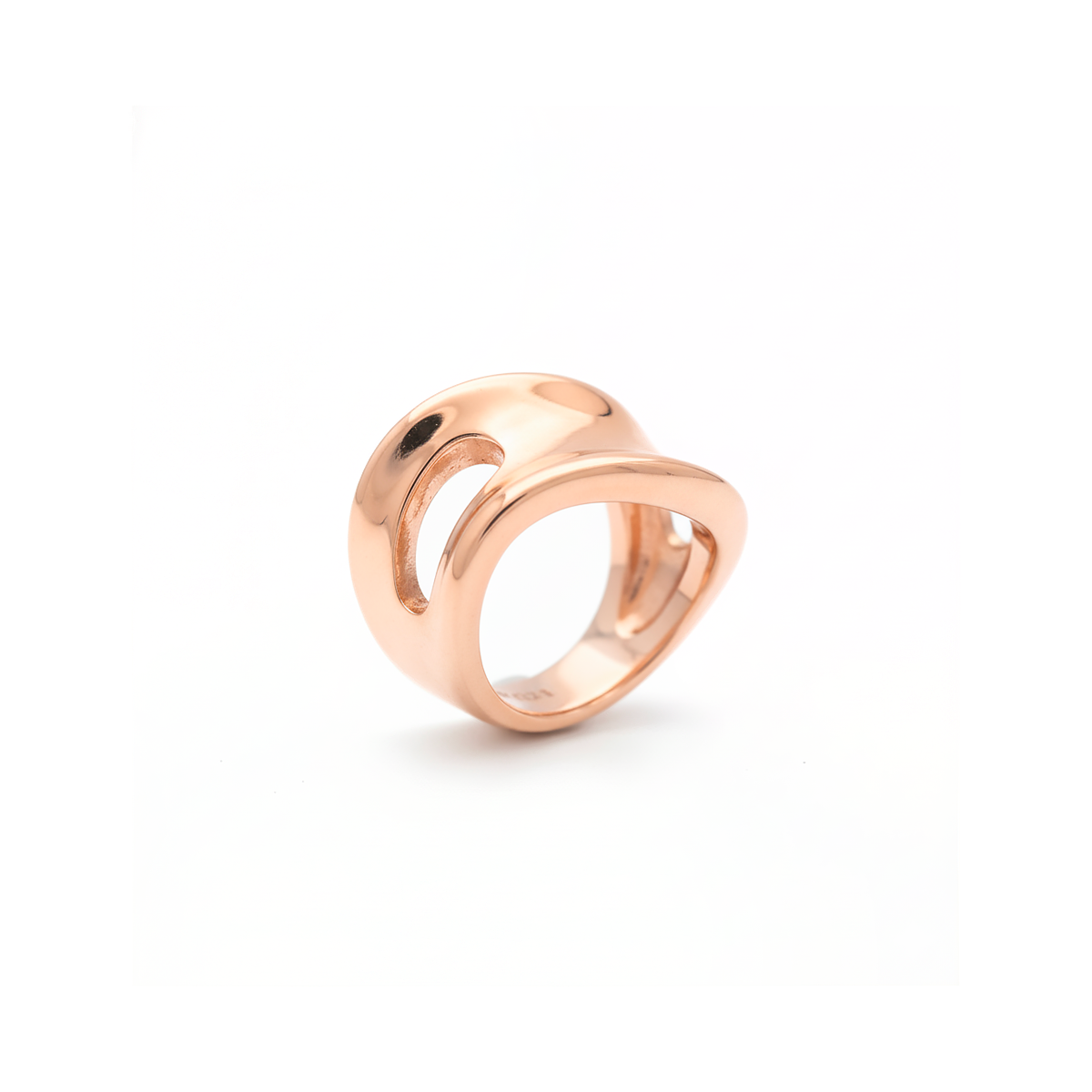 Anello in argento dal design scultoreo
