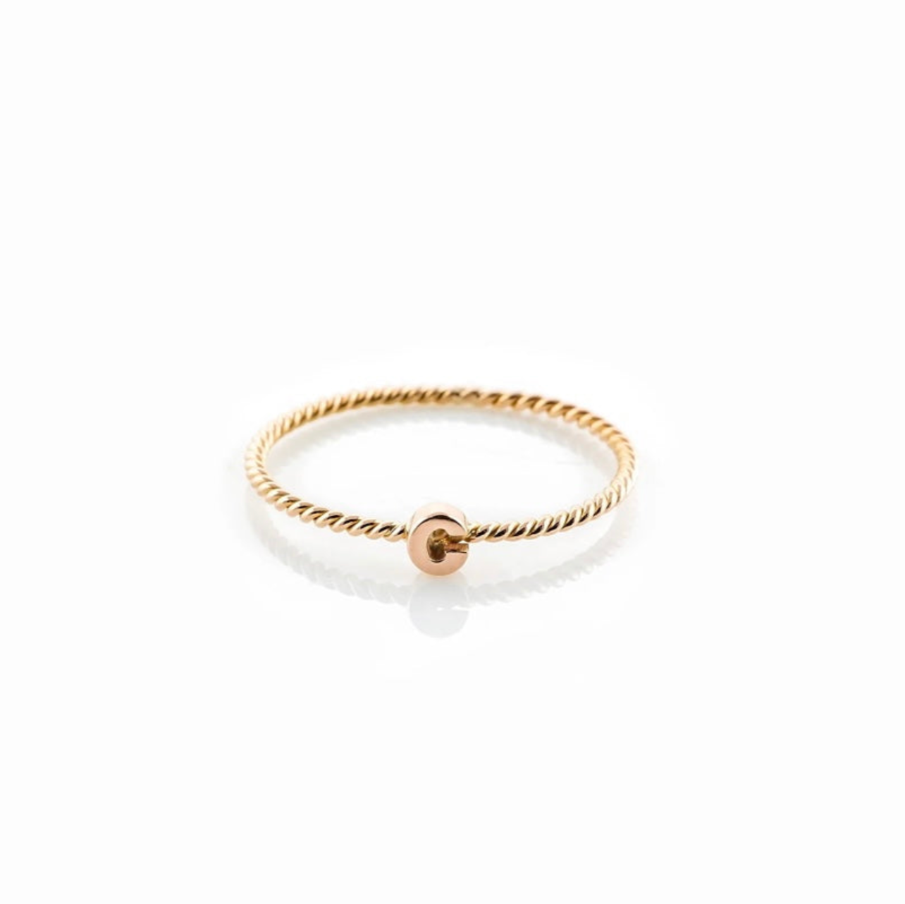 Anello a treccia con lettera centrale