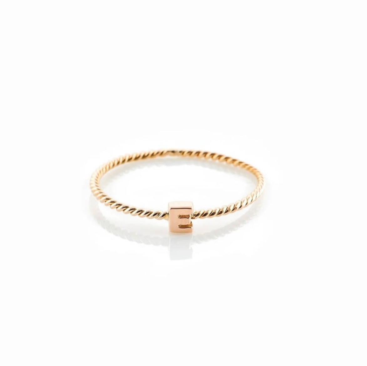 Anello a treccia con lettera centrale