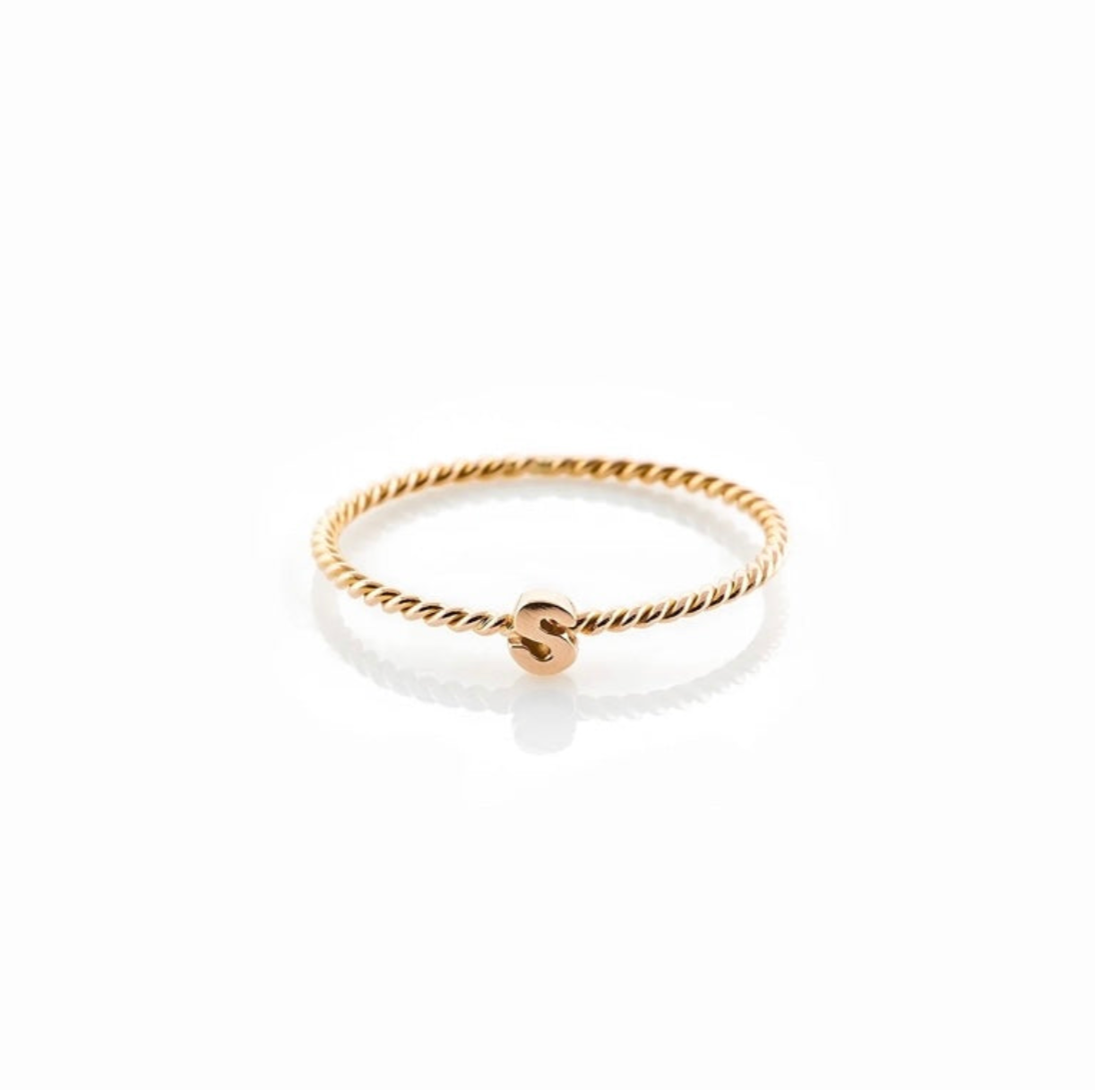 Anello a treccia con lettera centrale